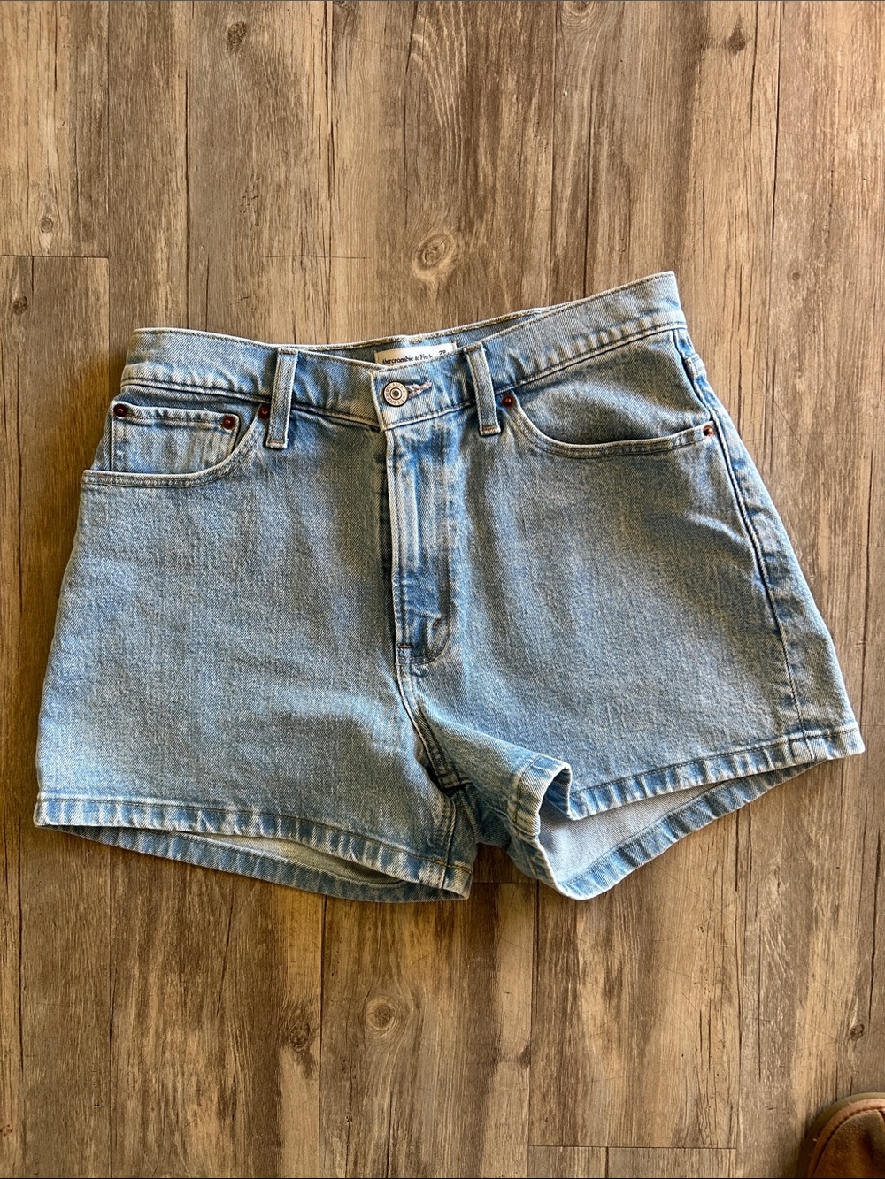 Abercrombie 4inch High Rise Mom Short
